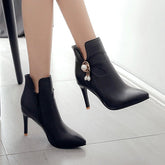 Stiefeletten mit hohem Absatz und dekorativer Blume